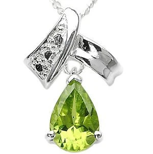 Grüner Peridottropfen an einer silberfarbenen Anhängerschlaufe